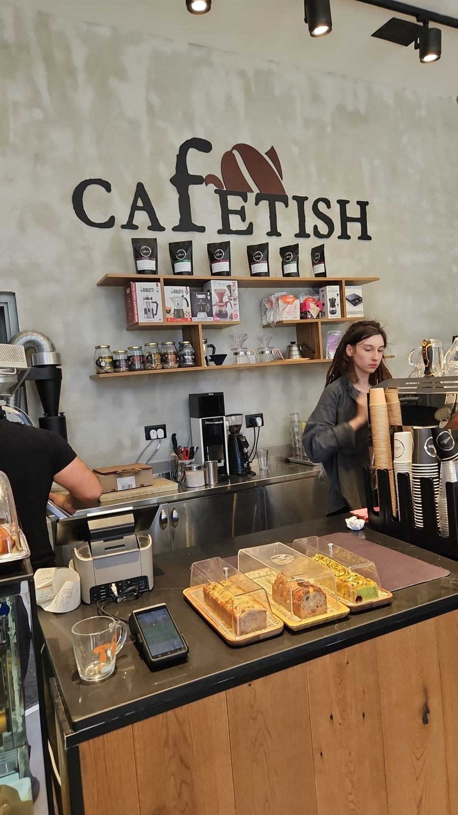 הצוות בדלפק מתחת לשלט CAFÉTISH